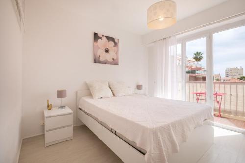 Кровать или кровати в номере 2 pièces proche plages Go011