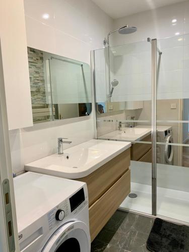une salle de bain avec deux lavabos et une machine à laver dans l'établissement Bel appartement proche plage, à Antibes