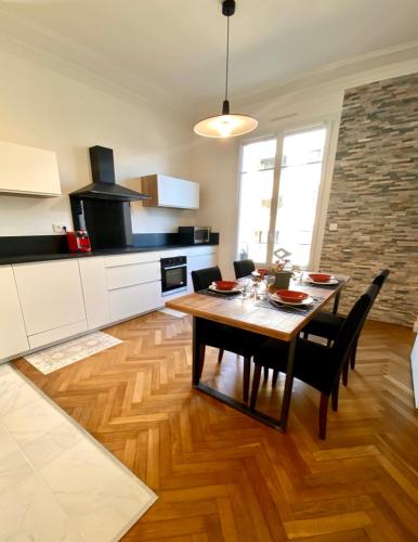 une cuisine avec une table en bois et une salle à manger dans l'établissement Bel appartement proche plage, à Antibes