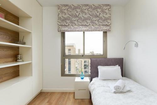 A bed or beds in a room at Jerusalem Holiday Luxury Home by FeelHome
