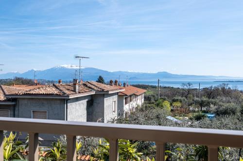 Aussicht vom Balkon eines Hauses in der Unterkunft Il lago dei Sogni - Stupenda Vista Lago e Colline in Barcuzzi