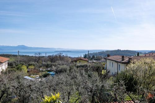 aus einem Haus mit Meerblick in der Unterkunft Il lago dei Sogni - Stupenda Vista Lago e Colline in Barcuzzi