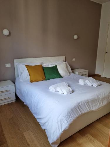 duże białe łóżko z ręcznikami na górze w obiekcie Massi’s House w Mediolanie