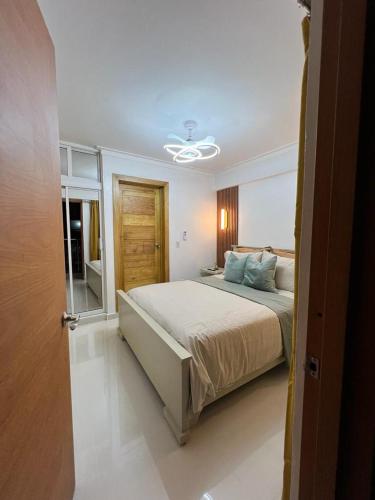 a bedroom with a large bed in a room at Apartamento centro de la ciudad in San Pedro de Macorís