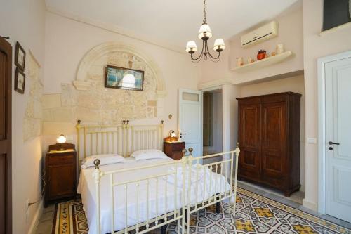 1 dormitorio con 1 cama blanca en una habitación en Pietra Viva, en Martano
