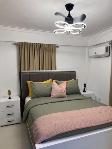 a bedroom with a bed with a ceiling fan at Apartamento centro de la ciudad in San Pedro de Macorís