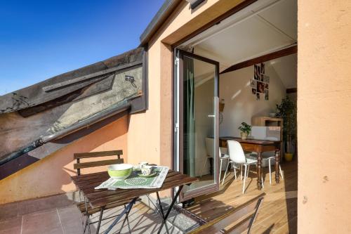 patio ze stołem i krzesłami na balkonie w obiekcie AMI’s Terrace - new gem in CityLife district w Mediolanie