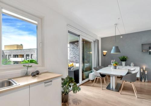 Dapur atau dapur kecil di Seaside with sea view - 2 sunny balconies - 6 pax