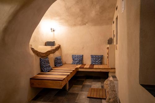a hallway with a wooden bench in a room at Le nid de la Buèges in Pégairolles-de-Buèges