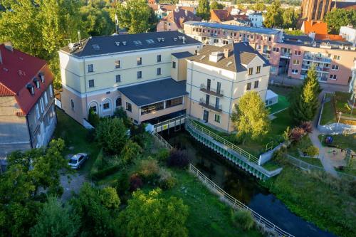 eine Luftansicht einer Stadt mit Gebäuden in der Unterkunft Hotel Bończa in Stettin