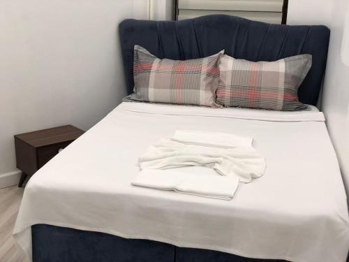- un lit avec 2 serviettes blanches dans l'établissement İSTANBUL OLD CİTY CENTER HOME, à Istanbul