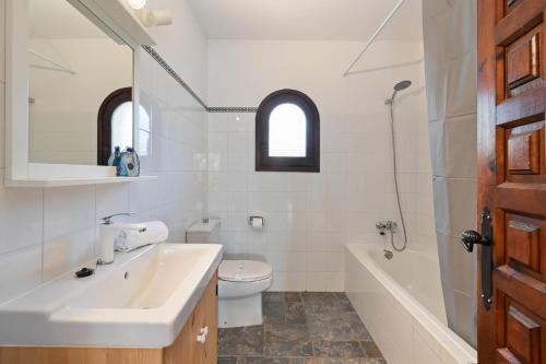 a bathroom with a sink and a toilet and a tub at Sonrisa in Jávea