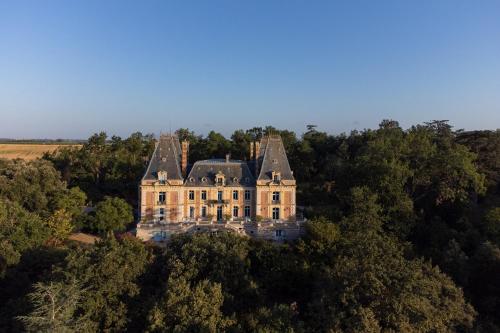 Vue panoramique sur l'établissement Enjoy summer at Chateau de Monbrison, apartment for four guests