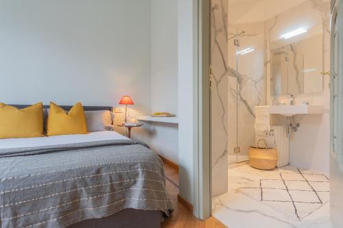 1 dormitorio con 1 cama y baño con ducha en Garibaldi's Balcony by Rent All Como, en Como