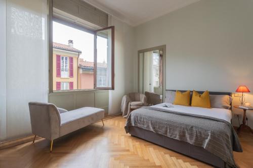 1 dormitorio con cama y ventana grande en Garibaldi's Balcony by Rent All Como, en Como