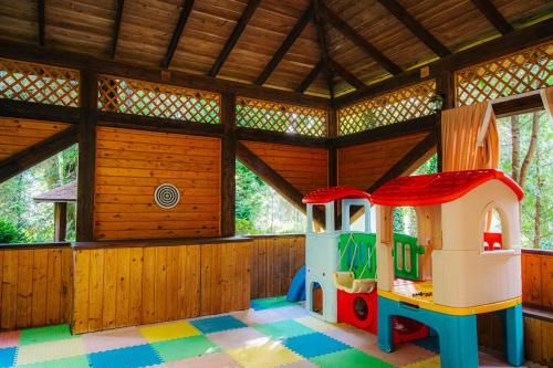 a play room in a wooden house with a toy house at Гостиничный комплекс Благодать in Dzhankhot