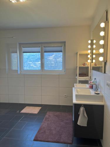een badkamer met een wastafel en een spiegel bij Apartment Bergliebe in Malta