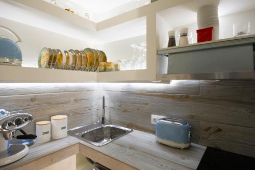 cocina con fregadero y encimera en Gruccio Yellow Studio - A Sunny Skiathos Gem, en Skiathos