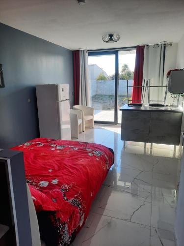 um quarto com uma cama com um edredão vermelho em Esperanza em Cap d'Agde