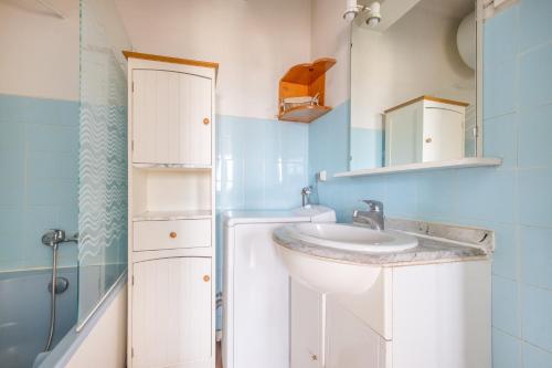 ein Bad mit einem Waschbecken und einem Spiegel in der Unterkunft Angelina -fr005 in Cagnes-sur-Mer