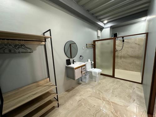 La salle de bains est pourvue de toilettes, d'un lavabo et d'un miroir. dans l'établissement Lawson’s Beach Resort, à San Juan