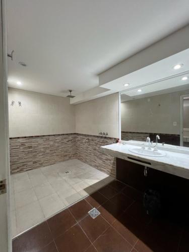 a bathroom with a sink and a large mirror at GRAN HOTEL VILLAGUAY in Villaguay