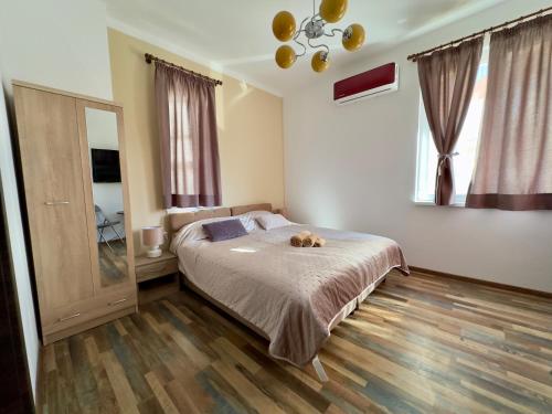 ein Schlafzimmer mit einem Bett mit einem Teddybär drauf in der Unterkunft Navial 1 in Gabrowo