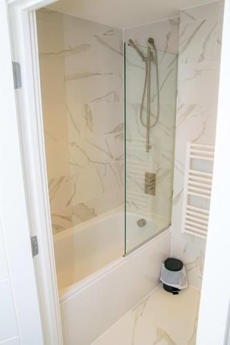 Stunning Central Birmingham 2 Bed Apartment photo 7
