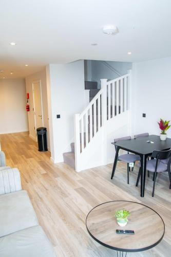 Stunning Central Birmingham 2 Bed Apartment photo 13