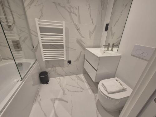 Stunning Central Birmingham 2 Bed Apartment photo 24