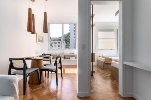 a dining room and living room with a table and chairs at Elegancia em Copacabana - Vista para o Cristo - BR904 Z4 in Rio de Janeiro
