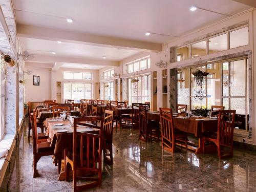 A restaurant or other place to eat at La Nicholas Lake View by Summit Hotels