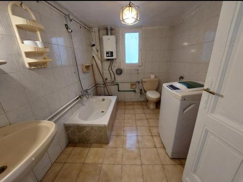 een badkamer met een bad, een toilet en een wastafel bij AL- Mazareta a private room at Shared apartment For Men only No Ladies allowed غرفة خاصة في شقة مشتركة للرجال فقط ممنوع السيدات仅限男士 女士不允许 in Alexandrië