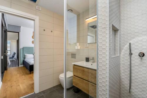 uma casa de banho com um WC, um lavatório e um chuveiro em Dandy Style from Sea U TLV em Tel Aviv
