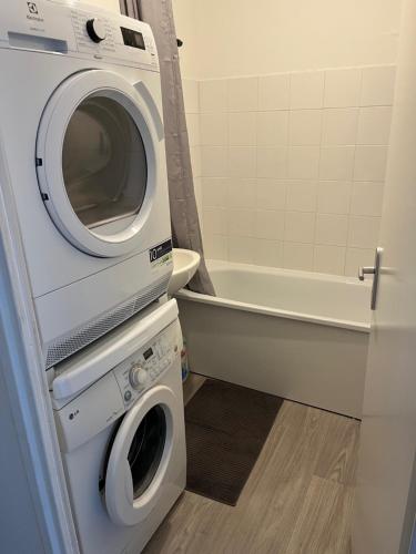 y baño con lavadora y lavadora. en STADE DECATHLON ARENA en Villeneuve d'Ascq