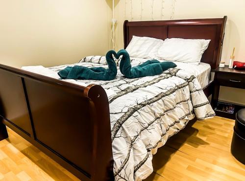 un lit avec deux cygnes en caoutchouc dans l'établissement Cozy basement,, à Colline De Richmond