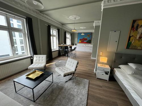 ein Wohnzimmer mit einem Bett und einem Tisch in der Unterkunft Art Apartments in Hamburg