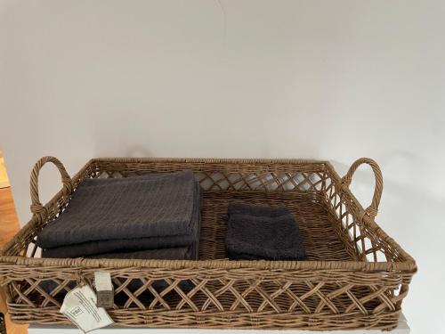 Una cesta de mimbre con dos toallas. en Gastenverblijf bij de Buuren en Dirksland