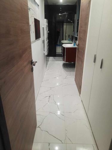 a hallway with a door and a tile floor at Esperanza in Cap d'Agde