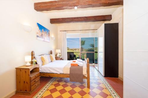 una camera con un letto e una grande finestra di Levecca 2 Holiday Home a Għasri