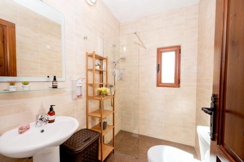 a bathroom with a sink and a shower at Levecca 2 Holiday Home in Għasri