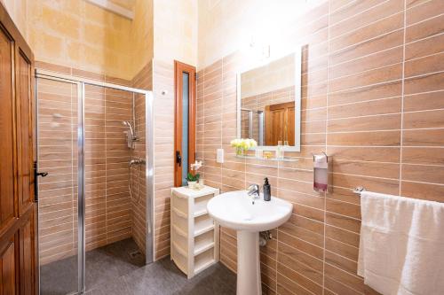 bagno con lavandino e doccia di Levecca 2 Holiday Home a Għasri