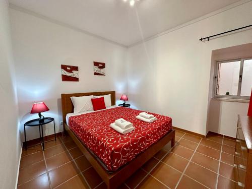 um quarto com uma cama com duas toalhas em Best Houses 106 - A Casa Amarela em Atouguia da Baleia