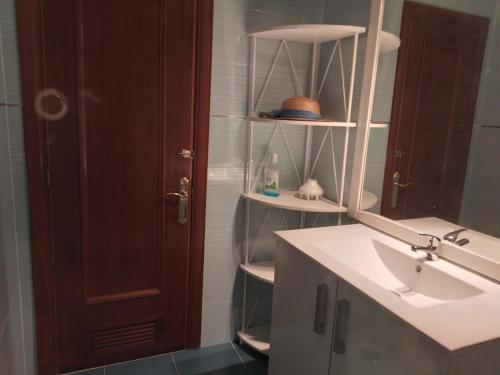 uma casa de banho com um lavatório e um espelho em Hostal em Mieres