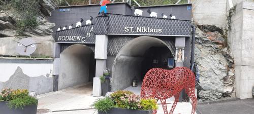 a sculpture of a giraffe in front of a tunnel at Bodmen 3 Apartments von Privat in Zermatt in Zermatt