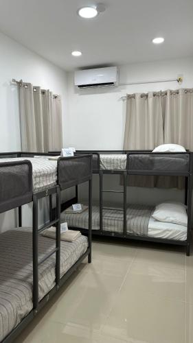 マイアミにあるTrakas 203の二段ベッド3組が備わる客室です。