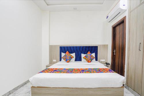 Un pat sau paturi într-o cameră la FabHotel Taj Avenue