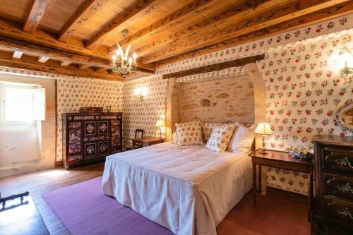 een slaapkamer met een groot bed in een kamer bij Majestic Castle Retreat Near Lascaux Caves in Thonac