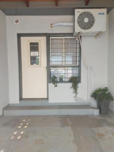 Habitación con puerta, ventana y ventilador. en Departamento Itaembe Guazu, en Villa Dolores