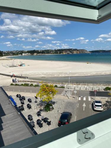 - une vue sur la plage depuis la fenêtre d'un bâtiment dans l'établissement Ar Bili/Vue mer/Wifi, à Crozon